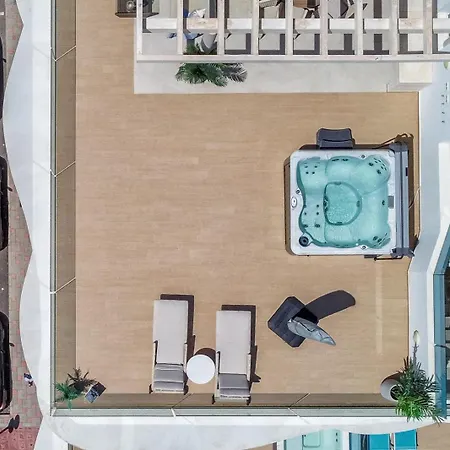 Vivi Homes - Kenzo Pool, Terrace & Sea View フエンヒロラ