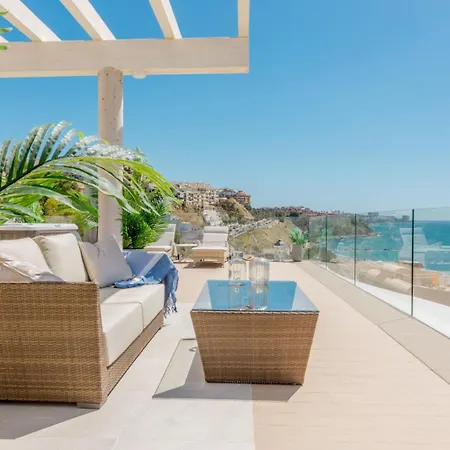 Vivi Homes - La Ola Pool, Terrace & Sea View