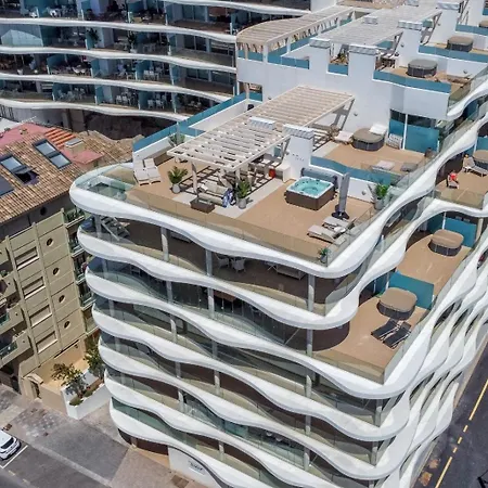 アパート Vivi Homes - Kenzo Pool, Terrace & Sea View フエンヒロラ