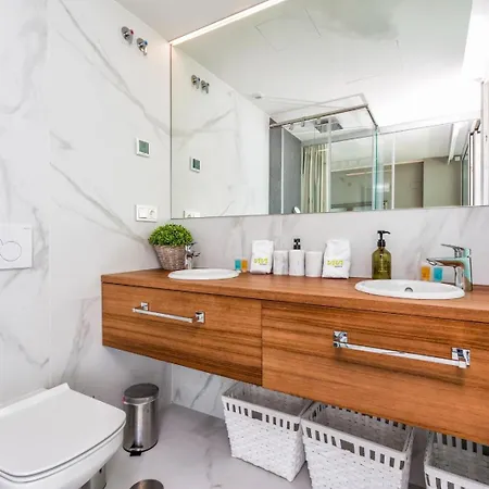 Vivi Homes - Kenzo Pool, Terrace & Sea View Apartman *