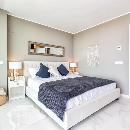 Vivi Homes - Kenzo Pool, Terrace & Sea View * Fuengirola